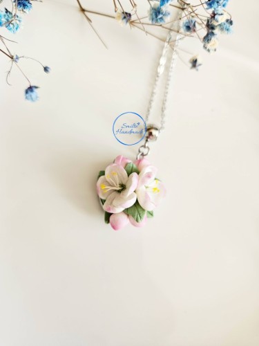 Kaklo papuošalas su obelų žiedais