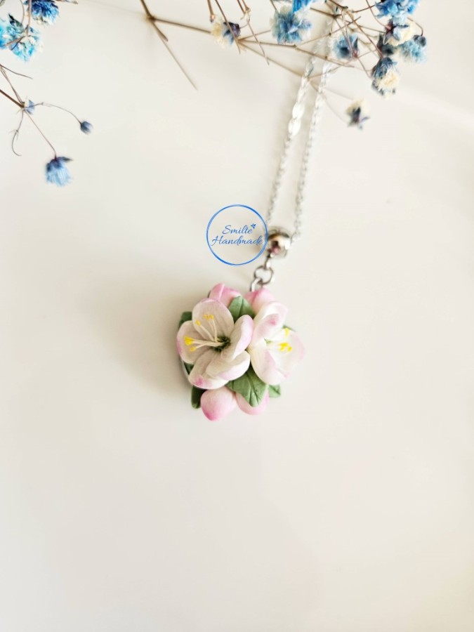 Kaklo papuošalas su obelų žiedais