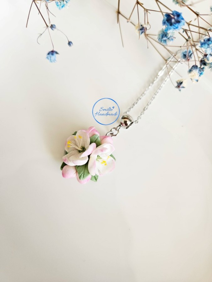 Kaklo papuošalas su obelų žiedais