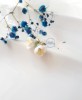 Minimalistinio stiliaus auskarai su baltais obelų žiedais
