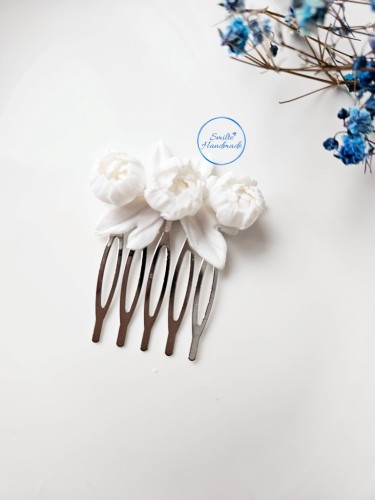 Minimalistinis plaukų papuošalas su bijūnais