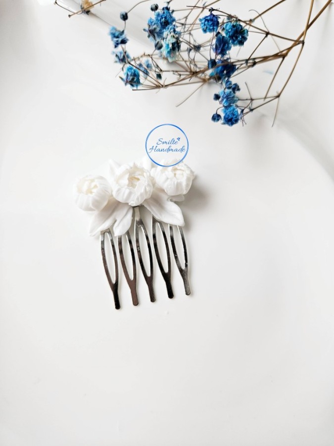 Minimalistinis plaukų papuošalas su bijūnais