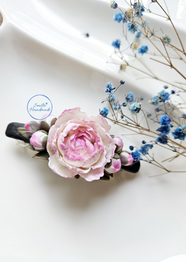 Plaukų segė su bijūnais