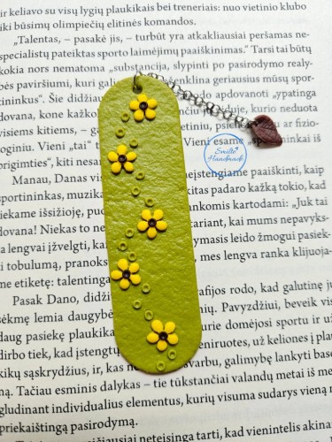 Rankų darbo knygos skirtukas su gėlėmis