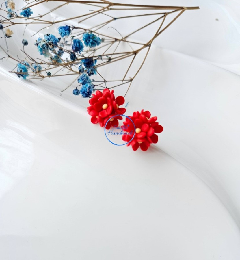 Raudoni gėlių rutuliukai