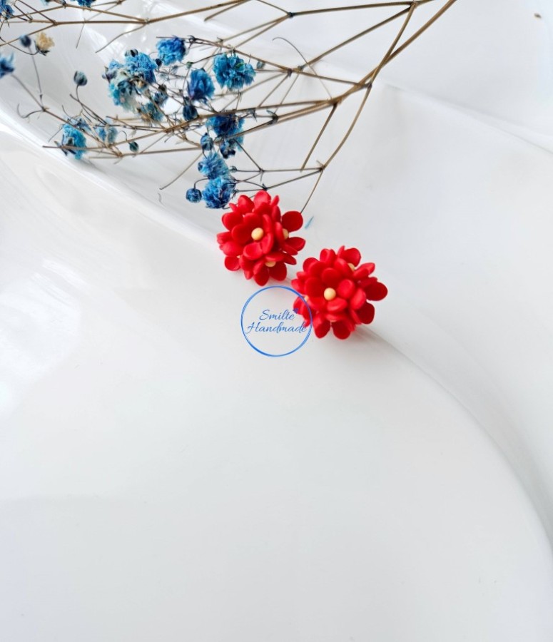 Raudoni gėlių rutuliukai